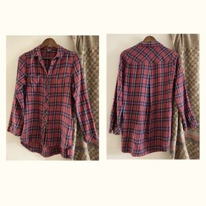 Denver Hayes, red & blue plaid, long sleeved, collar, button-up shirt. Size XS